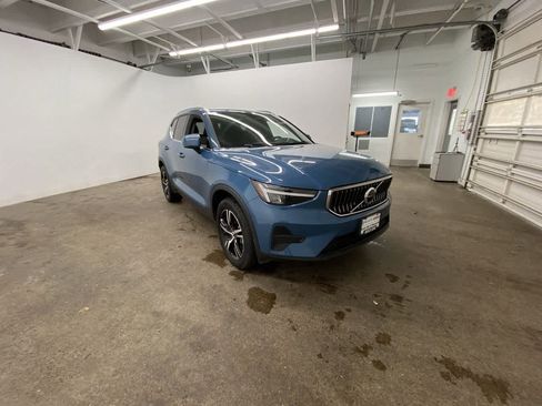 Used 2024 Volvo XC40 B5 Core image 8