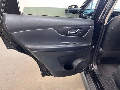 Used 2020 Nissan Rogue SV image 19