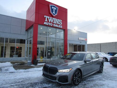 Used 2021 BMW 750i xDrive w/ Executive Package image 2