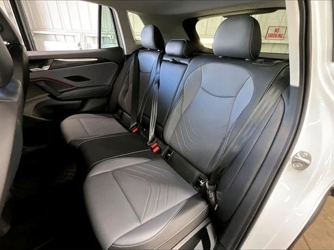 Used 2025 Volkswagen Tiguan SE image 27