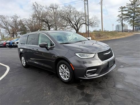 Used 2023 Chrysler Pacifica Touring-L image 8