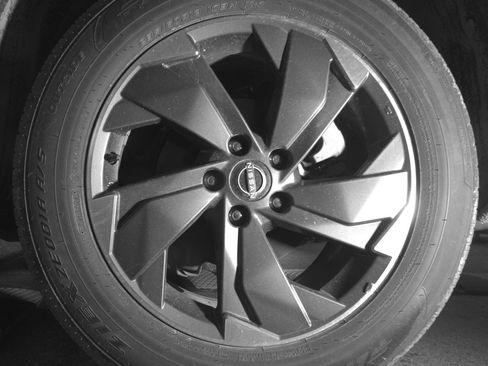 Used 2025 Nissan Rogue SV FWD image 14