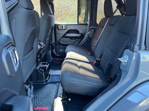 Used 2018 Jeep Wrangler Unlimited Sahara image 43