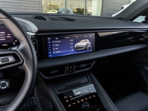 Certified 2025 Porsche Macan Electric image 27