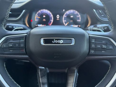 Used 2025 Jeep Grand Cherokee Limited w/ Black Appearance Package AWD/4WD image 24