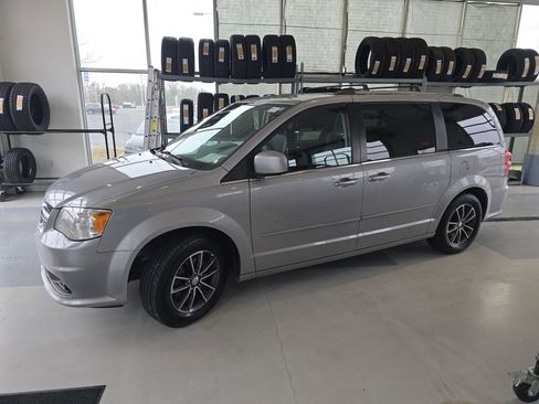 Used 2017 Dodge Grand Caravan SXT image 11