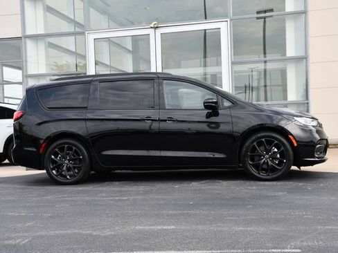 Used 2026 Chrysler Pacifica Limited w/ S Appearance Package FWD image 7