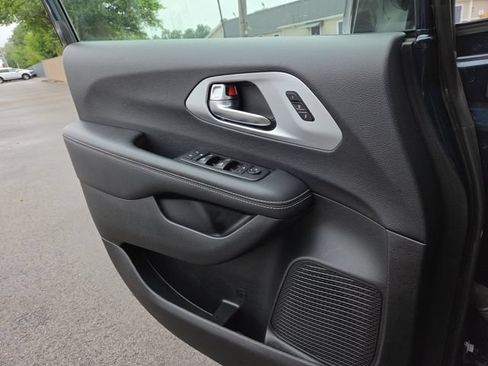 Used 2025 Chrysler Pacifica Limited FWD image 21