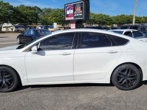 Used 2016 Ford Fusion SE FWD image 2