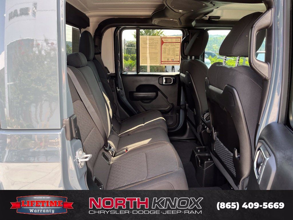 Used 2025 Jeep Gladiator Mojave w/ Convenience Group AWD/4WD image 22