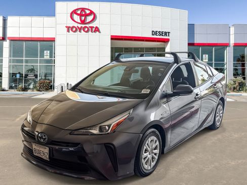 Used 2021 Toyota Prius L Eco FWD image 2
