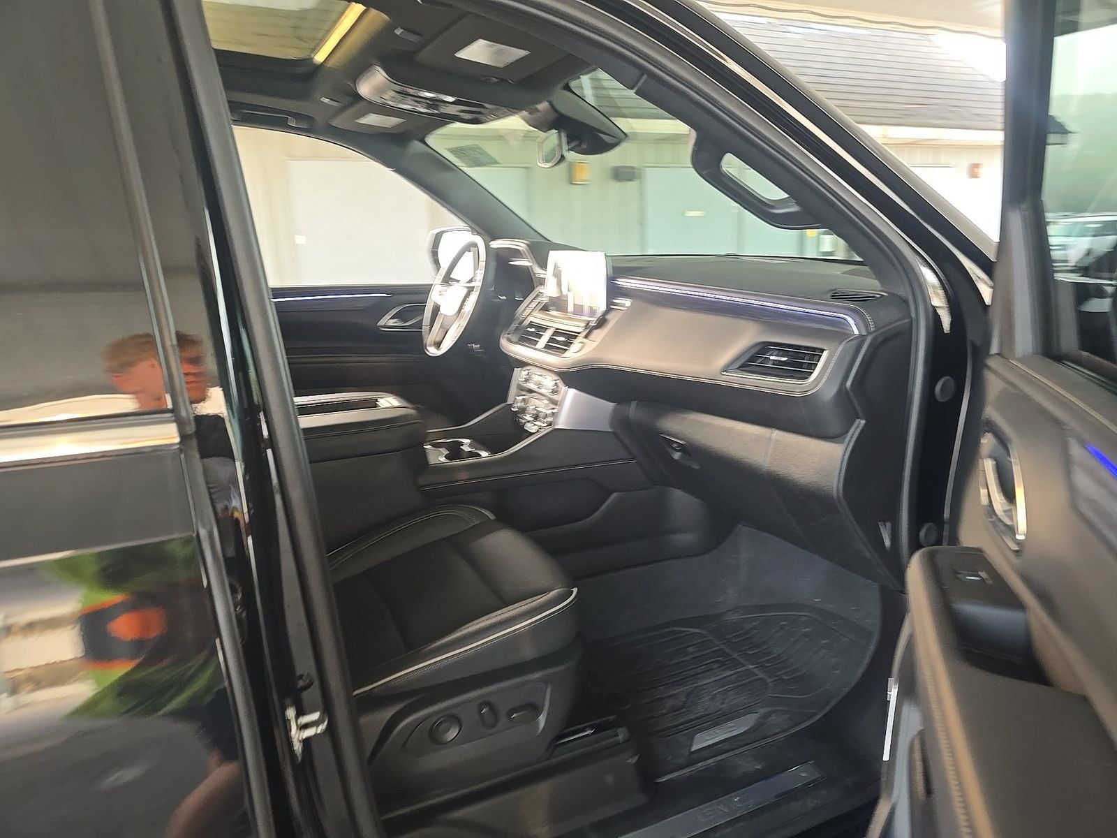Used 2024 GMC Yukon XL SLT w/ SLT Luxury Package AWD/4WD image 13