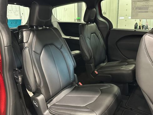 New 2027 Chrysler Pacifica Select AWD/4WD image 29