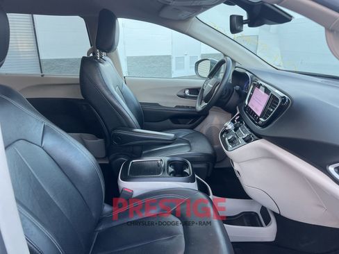 Used 2022 Chrysler Pacifica Touring-L FWD image 22
