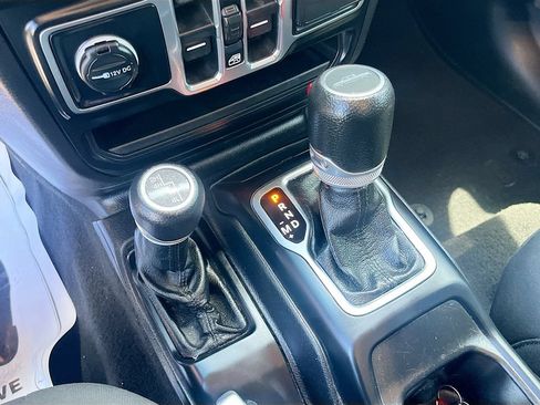 Used 2021 Jeep Gladiator Sport AWD/4WD image 18