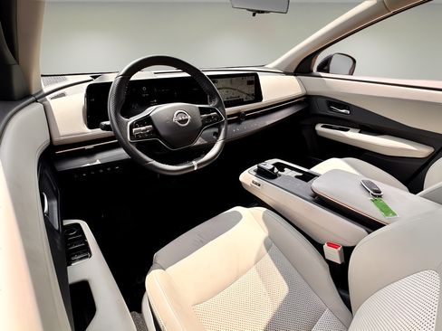 Used 2023 Nissan Ariya AWD image 20