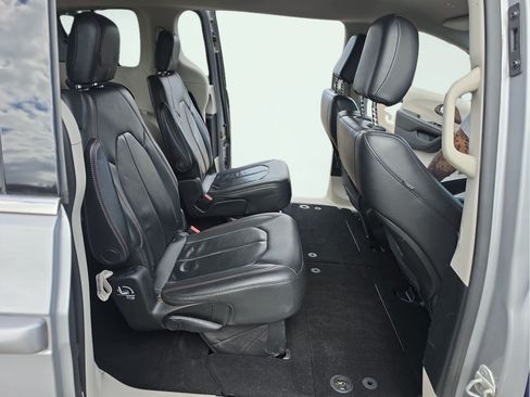 Used 2018 Chrysler Pacifica Touring-L FWD image 17
