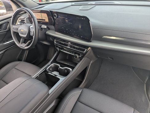 Used 2025 Chevrolet Traverse LT w/ Enhanced Driving Package image 13