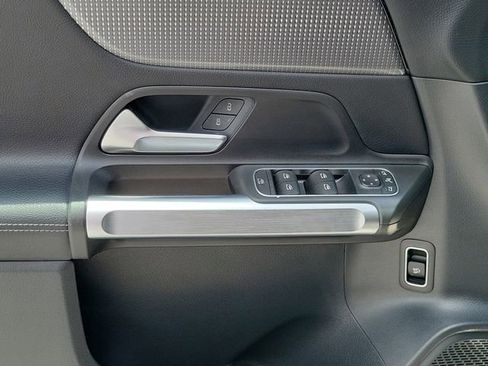 Used 2022 Mercedes-Benz GLB 250 image 23