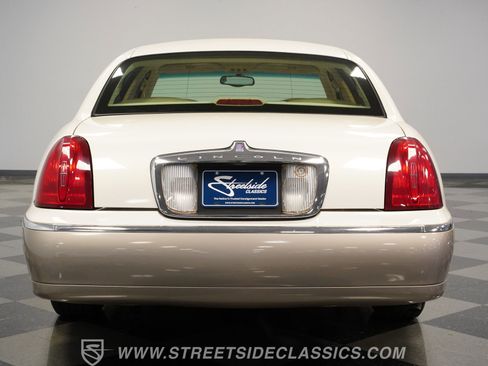 Used 2000 Lincoln Town Car Signature RWD image 11