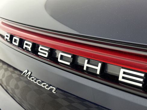 Certified 2022 Porsche Macan image 32