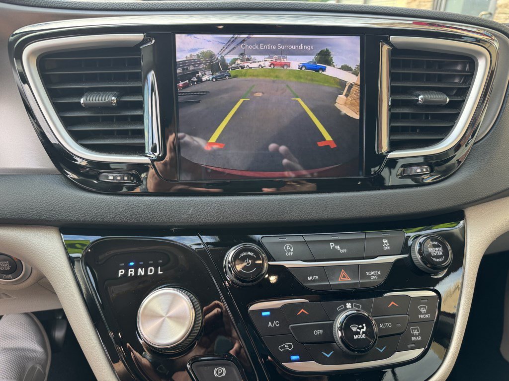 Used 2020 Chrysler Pacifica Touring FWD image 15