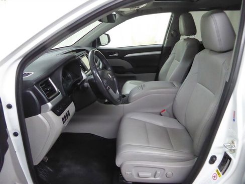 Used 2019 Toyota Highlander XLE AWD/4WD image 21