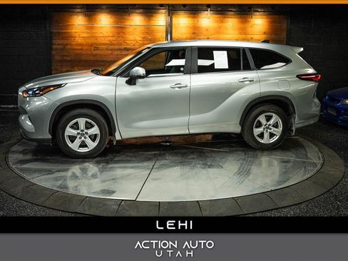 Used 2024 Toyota Highlander LE image 1