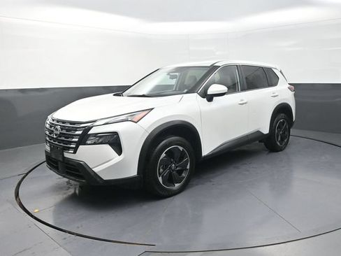 Used 2025 Nissan Rogue SV AWD/4WD image 3