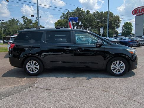 Used 2017 Kia Sedona LX w/ LX Essentials Premium Package FWD image 4