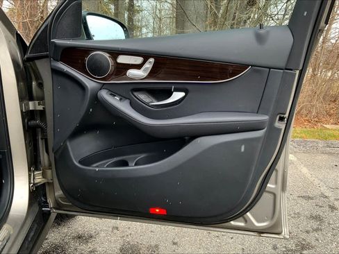 Used 2020 Mercedes-Benz GLC 300 4MATIC image 23