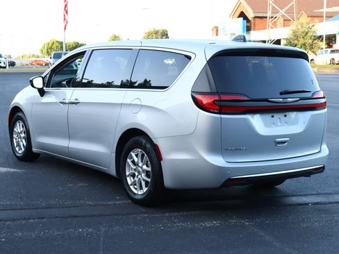 Used 2024 Chrysler Pacifica Touring-L FWD image 7