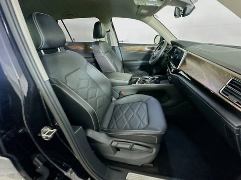 Used 2025 Volkswagen Atlas SE image 33