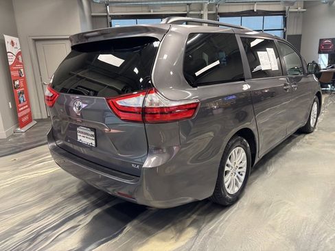 Used 2017 Toyota Sienna XLE image 36
