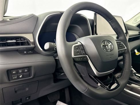 New 2026 Toyota Highlander Limited image 4