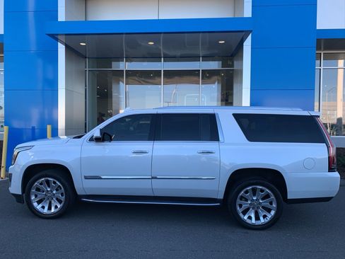 Used 2017 Cadillac Escalade ESV 4WD image 8