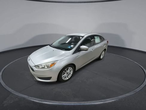Used 2016 Ford Focus SE w/ SE Power Seat Package FWD image 4