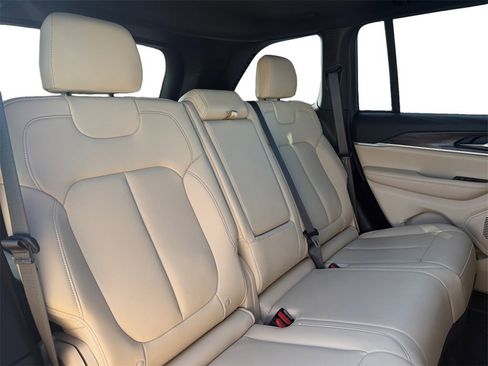 Used 2024 Jeep Grand Cherokee Limited image 18