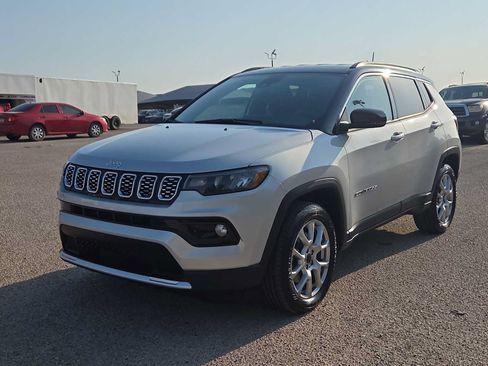 Used 2025 Jeep Compass Limited AWD/4WD image 4