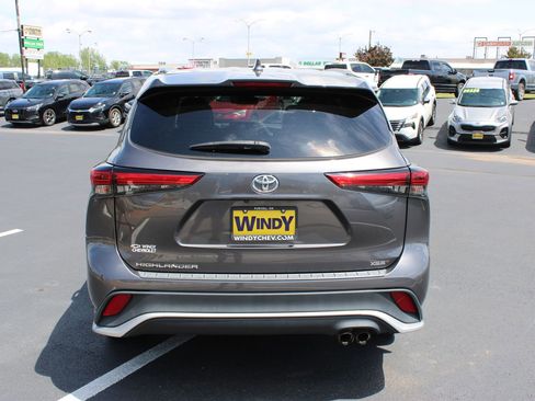 Used 2022 Toyota Highlander XSE FWD image 7