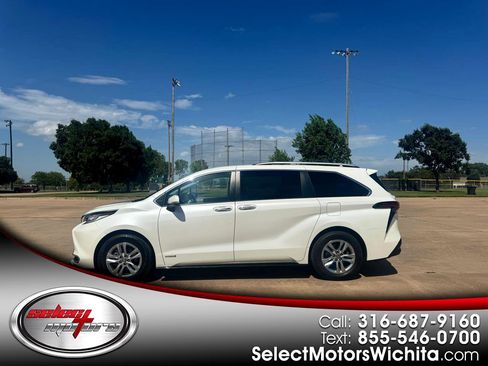 Used 2021 Toyota Sienna Limited image 1