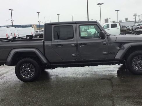 New 2025 Jeep Gladiator Sport image 9