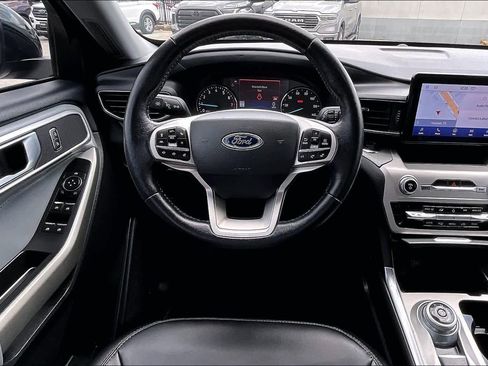 Used 2022 Ford Explorer XLT w/ Equipment Group 202A image 6