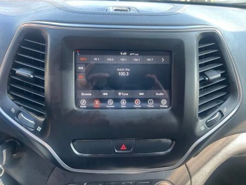 Used 2019 Jeep Cherokee Latitude w/ Cold Weather Group AWD/4WD image 24
