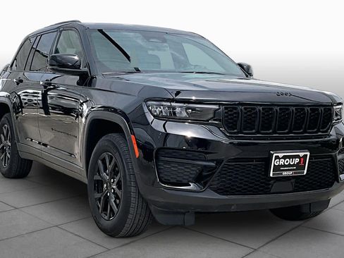 Used 2025 Jeep Grand Cherokee Altitude AWD/4WD image 3