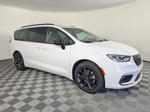 New 2026 Chrysler Pacifica Limited w/ Uconnect Theater Family Group image 2