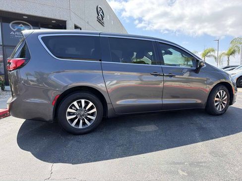 Used 2023 Chrysler Pacifica Touring-L FWD image 3