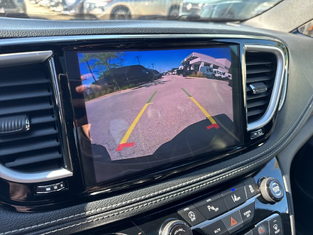 Used 2025 Chrysler Pacifica Limited FWD image 16