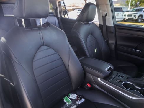 Used 2020 Toyota Highlander XLE image 32