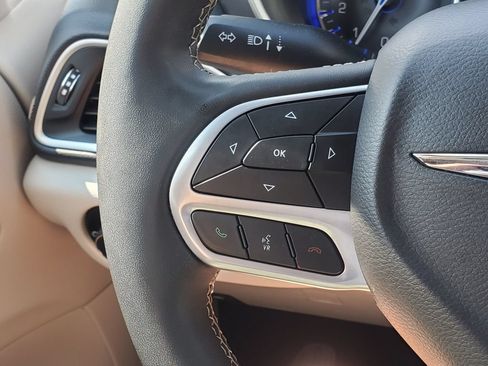 Used 2024 Chrysler Pacifica Touring-L FWD image 14